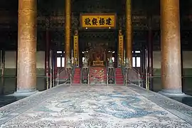 Trono del emperador de China en el pabellón de la Suprema Armonía de la Ciudad Prohibida de Pekín (siglo XV, reconstruido en varias ocasiones).
