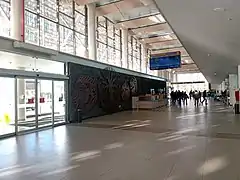 Interior del hall principal del aeropuerto