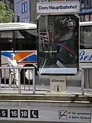 Panel de información a la entrada de la parada Dom/Hauptbahnhof en Colonia.