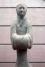 Estatuilla china de cerámica de una dama de la dinastía Han (206 a. C. hasta el 220 d. C.).