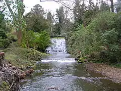 Cascada de la Harewood House