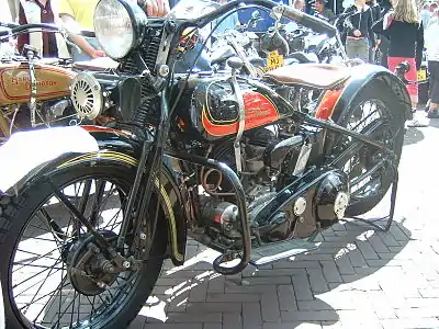Una de las primeras Harley-Davidson con ruedas de radios de alambre