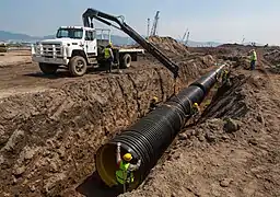 Instalación de tubería corrugada de HDPE en proyecto de drenaje pluvial en México