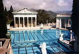 La piscina de Neptuno, con un templo romano auténtico al fondo
