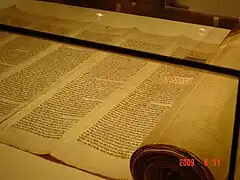 Rollo (el formato alternativo al códice) con la Torah.
