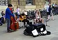 Conjunto de música callejera (un dúo de cuerdas y una cajonista).