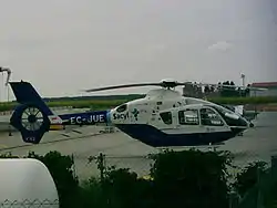 Helicóptero del Sacyl, con nombre Sacyl-V, estacionado en la plataforma del aeropuerto de Valladolid.