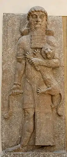 Héroe dominando a un león. Bajorrelieve de la fachada N del palacio (entrada al salón del trono).