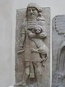 Héroe con león (552 cm), interpretado habitualmente como Gilgamesh, procedente de  Dur-Sharrukin. Museo del Louvre.