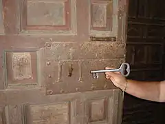 Herraje de la puerta de la iglesia de San Miguel Arcángel (Andaluz, provincia de Soria).