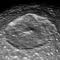 Foto tomada por Cassini del cráter Herschel en Mimas y su cumbre central