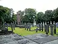 Cementerio reformado y torre de la iglesia de Hoogezand.