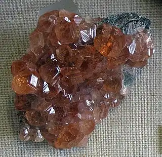 Cristales estriados de hesonita, una variedad de la especia grossular