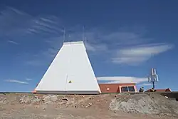 Edificio y centro de control del Telescopio Hexápodo en Cerro Armazones