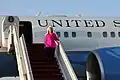 Hillary Rodham Clinton bajando del B-757
