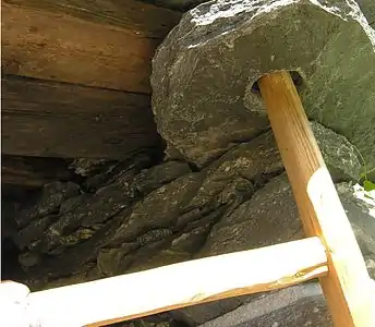 Quicio superior de piedra, para una valla en una cabaña de piedra seca