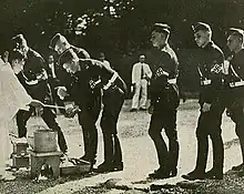 Una delegación de las juventudes hitlerianas visitando el recinto en 1938.
