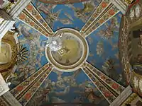 Frescos en la cúpula de una capilla lateral.