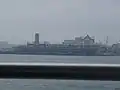 Terminal Hoboken vista desde la Línea Circle y un bote en el Rio Hudson