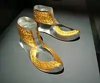 Ornamentos de oro de los zapatos.