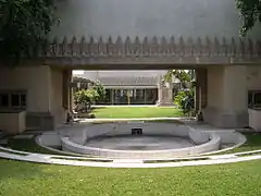 Vista sobre la piscina redonda, con el patio central y la sala de estar más allá (2005)
