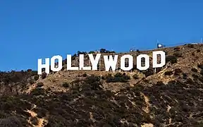 Cartel de Hollywood en Los Ángeles, California. Se observan encima de una colina.