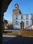 Torre del homenaje y casa parroquial desde los soportales