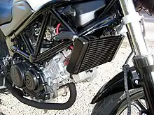 La VTR250 de Honda es similar, pero cada cilindro está a 45º de la vertical de modo que se bloquea un poco el flujo de aire, aunque este motor está enfriado por agua.