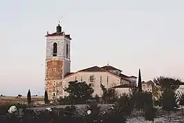 Iglesia de San Pedro y entrada al pueblo desde la carretera SG-205 que lo conecta con Cuéllar