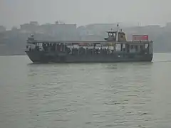 Vista de una embarcación desde río Hugli en Calcuta
