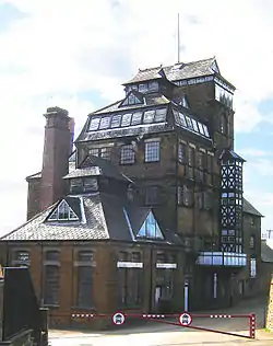 Hook Norton Brewery, cervecería de época victoriana (fundada en 1849), del tipo tower brewerie ("cervecería de torre", donde todas las fases del proceso se suceden de forma sistemática de arriba abajo).