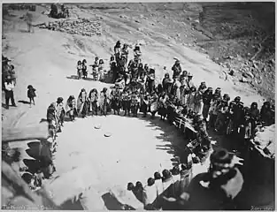 Danza de mujeres hopi en Oraibi (1879)