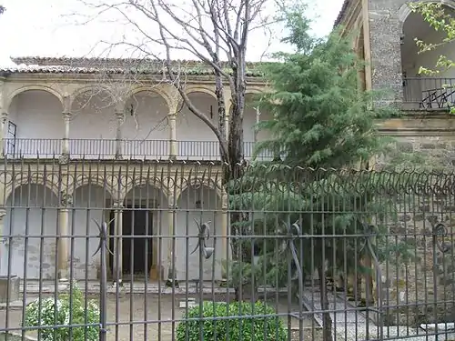 Patio del Hospital de los Honrados Viejos del Salvador.