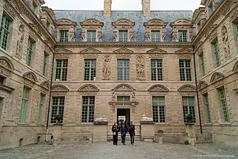 Hôtel de Sully (1625-1630).