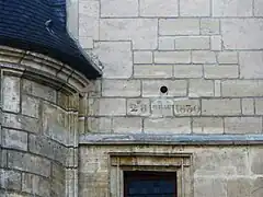 Le boulet fiché dans le mur.