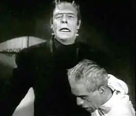 Karloff como el Dr. Niman junto a la Criatura (Glenn Strange) en House of Frankenstein.