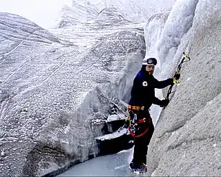 Arturo Montero escalando en el glaciar Viejo del Huayna Potosí, durante la Expedición Andina Amazónica de la Cruz Roja Mexicana en 1996.