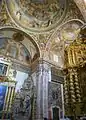 Crucero, de izquierda a derecha se aprecian los retablos de san Martín, santo Domingo y el mayor, dedicado a la Ascensión