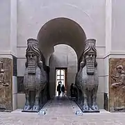 Pares de toros androcéfalos alados custodiando la puerta K del palacio.