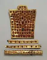 Joyas utilizadas para adornar las bridas de un caballo y el mango de un látigo (nagaika), orfebrería de los hunos del siglo IV.