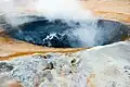 Erupción de una olla de lodo en Hverir, Islandia.