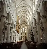 Catedral de San Miguel y Santa Gúdula de Bruselas: las estatuas de apóstoles ornan las columnas cilíndricas de la nave