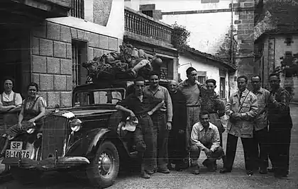 II Cursillo de Iniciación a las Ciencias Naturales organizado por la Sociedad de Ciencias Aranzadi en Ataun (Guipúzcoa), en junio de 1952, bajo la dirección de Noel Llopis. Orientado monográficamente a la espeleología, tuvo lugar en la Cueva de Troskaeta (Ataun). En la imagen, de derecha a izquierda: Jesús Elósegui, Carlos Menaya, Noel Llopis, X, X, X, Juan Arín, Felix Ruiz de Arcaute, X, X y X.