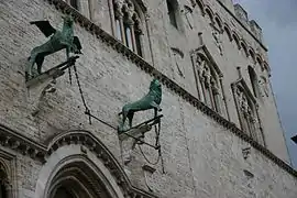 Un grifo y un león, símbolos de la ciudad, decoran la entrada desde la plaza