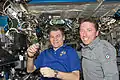 Vittori (derecha) con el astronauta de la ESA Paolo Nespoli a bordo de la EEI.