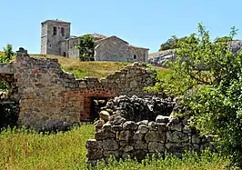 Vista de la iglesia desde unas ruinas