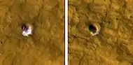 Dos cuadros de HiRISE mostrando qué el hielo desapareció con el tiempo en un cráter.  Cráter en izquierdo es antes de que el hielo desapareció.  El cráter es 6 metros  en diámetro.