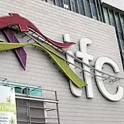 El logo del IFC en la fachada