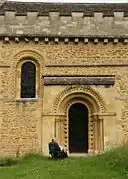 Un portal secundario y una ventana de la iglesia del pueblo de Iffley, Oxfordshire.