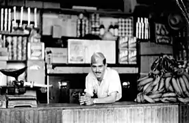 Bodega típica del lugar, años 1950, donde se ve a Ifrain Caraballoso Iglesias, propietario del lugar.